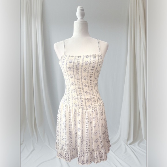 Chic White and Blue Patterned Dress - Picture 1 of 3